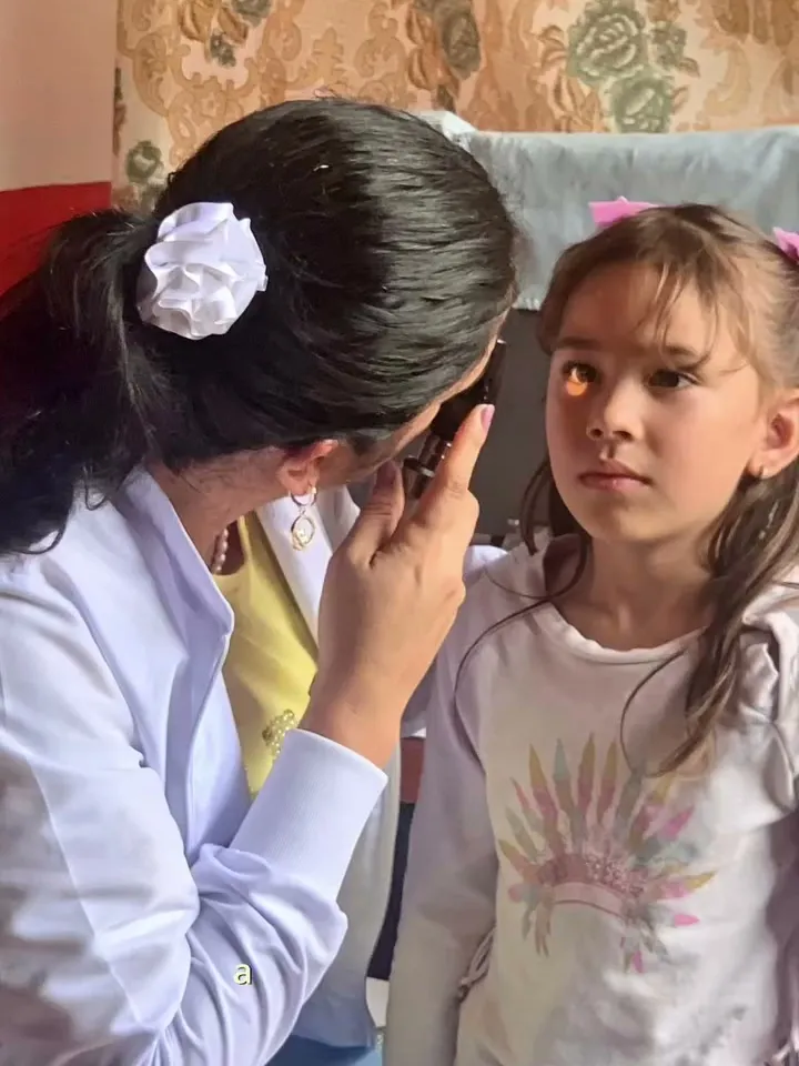 Examen visual a una niña