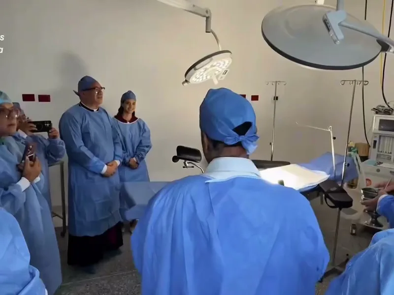 Equipo médico en el quirófano durante la inauguración